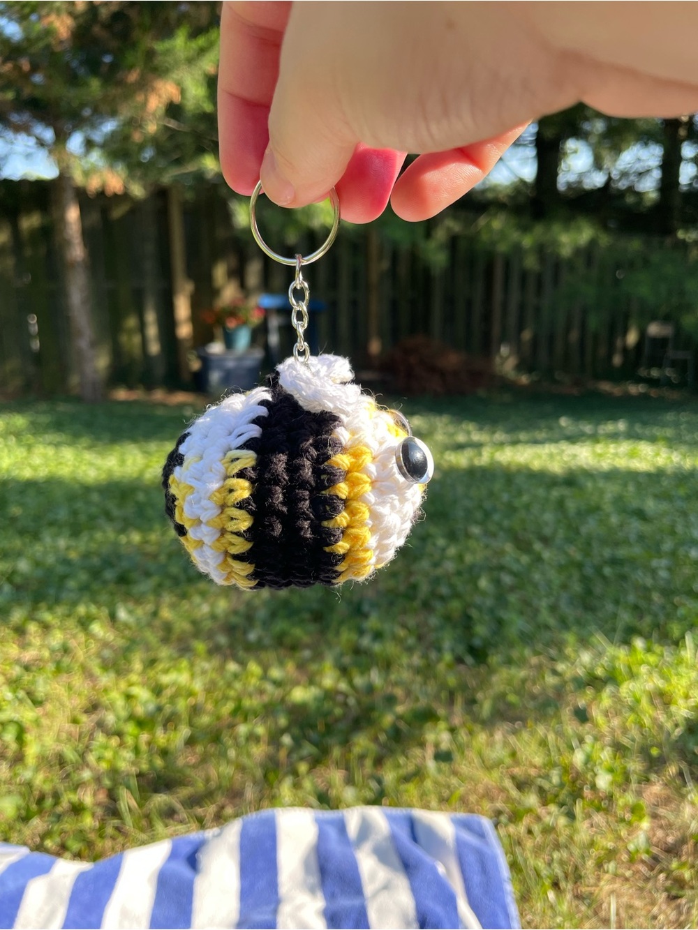 Handmade Crochet mini Bee keychain - Yellow, White & Black - long smile embroidy - Picture 13 of 15